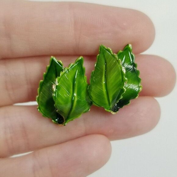 Vintage Lisner Bright Green Enamel Leaf Clip On Earrings, Signed Retro Estate - Picture 7 of 7